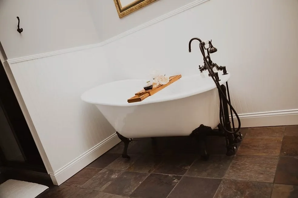 Vineyard Suite soaker tub
