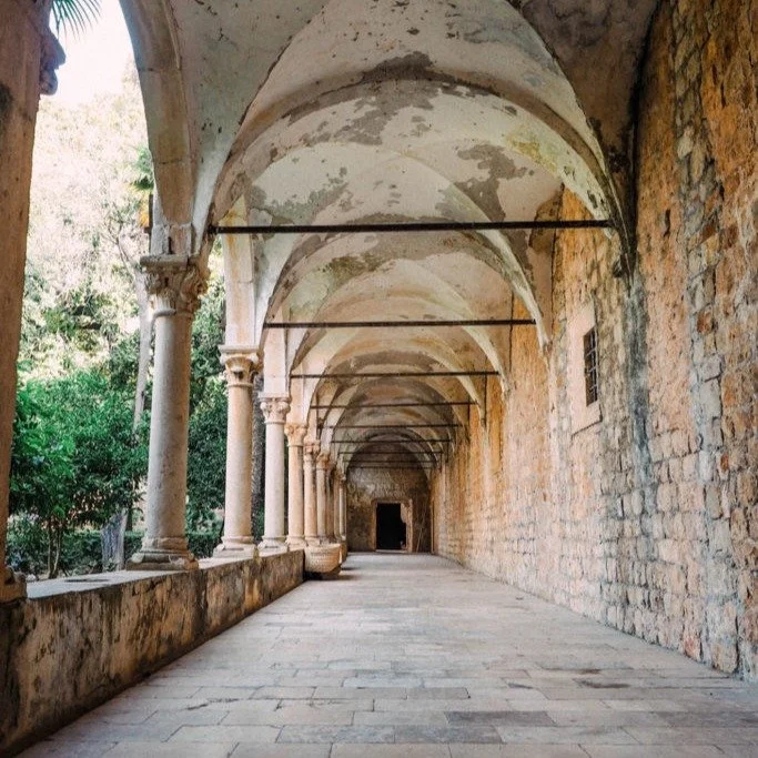 Thursday throw back is from a post I did on visiting Dubrovnik...one of my favorite places on the planet

#artsychowroamer
#thequirkytourist
#exploretheworld
#dubrovnikcroatia
#thursdaythrowback