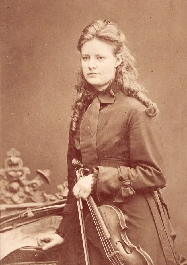 Violinist Amanda Maier