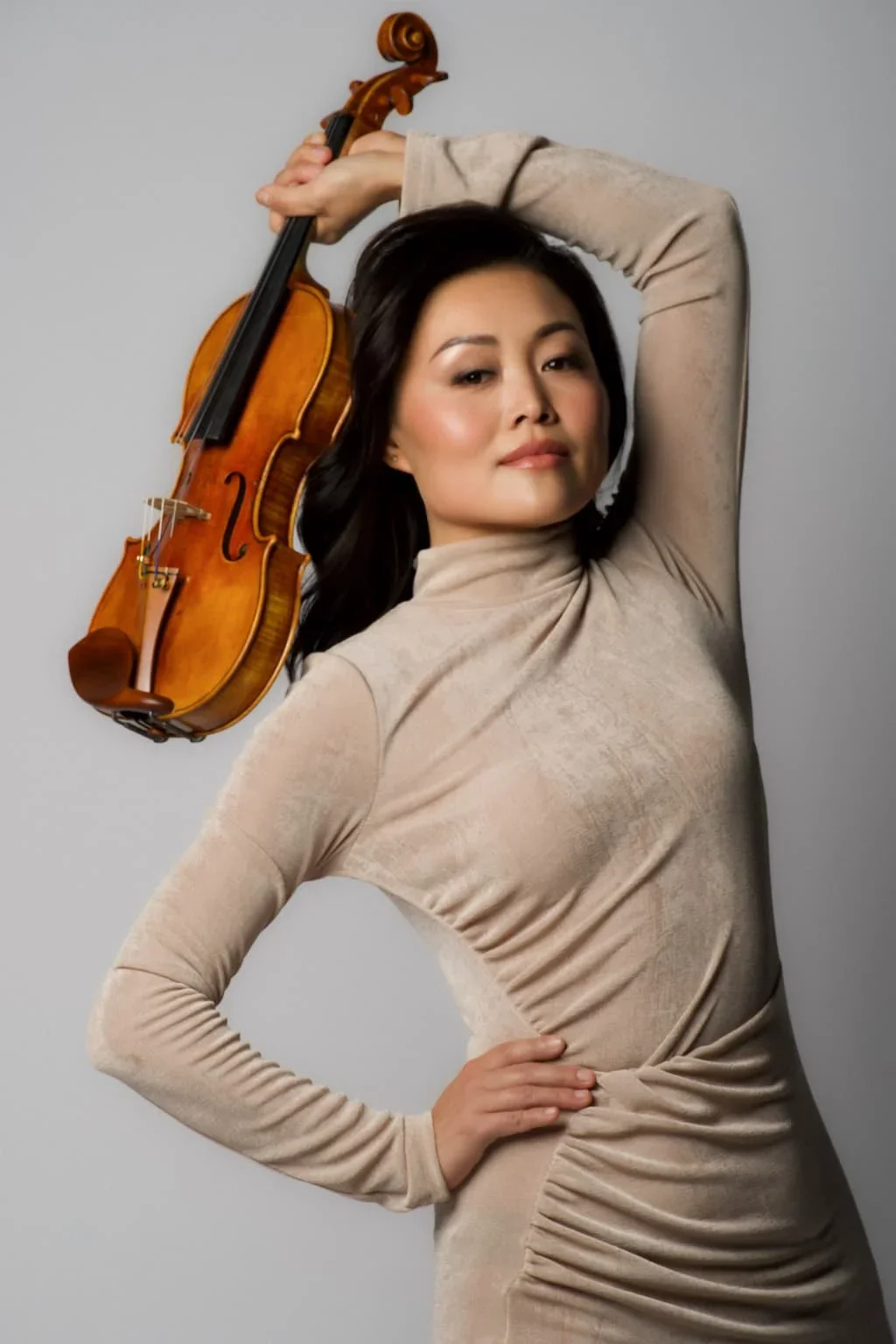 Qiao posing with her violin