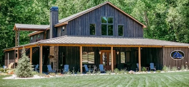 The exterior of the tasting room at Cairn View Vineyard