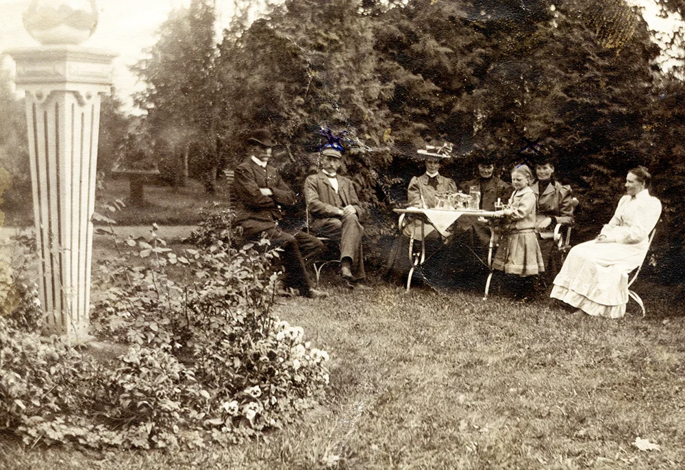 På Esbjörntorp ca 1910. Fr. v okänd, A.H.Johansson,okänd, okänd, Ellen Bärrisson, okänd, okänd.