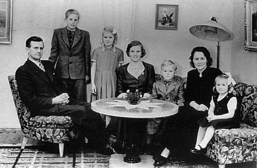 Familjen Karlsson, 1950-talet. Från vänster: Helmer, Karl-Erik, Kerstin, Birgitta, Per-Olof, Ingrid, och Ann-Charlott