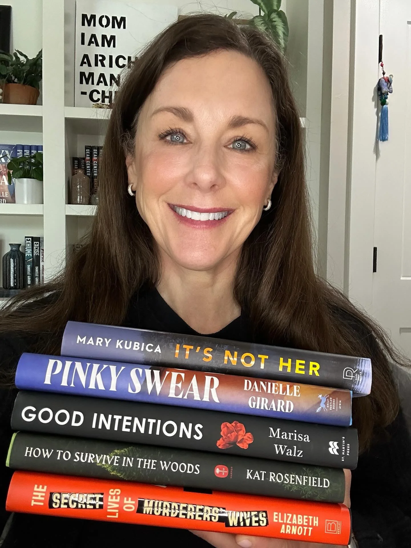 A short break in the Pinky Swear tour and I&rsquo;ve got a bunch of amazing Killer Women books to give away!!

FIVE WINNER GIVEAWAY
⁣
𝗧𝗢&nbsp;𝗘𝗡𝗧𝗘𝗥:⁣
&bull; LIKE THIS POST
&bull; FOLLOW @daniellegirardbooks and @killerwomenpodcast and at least