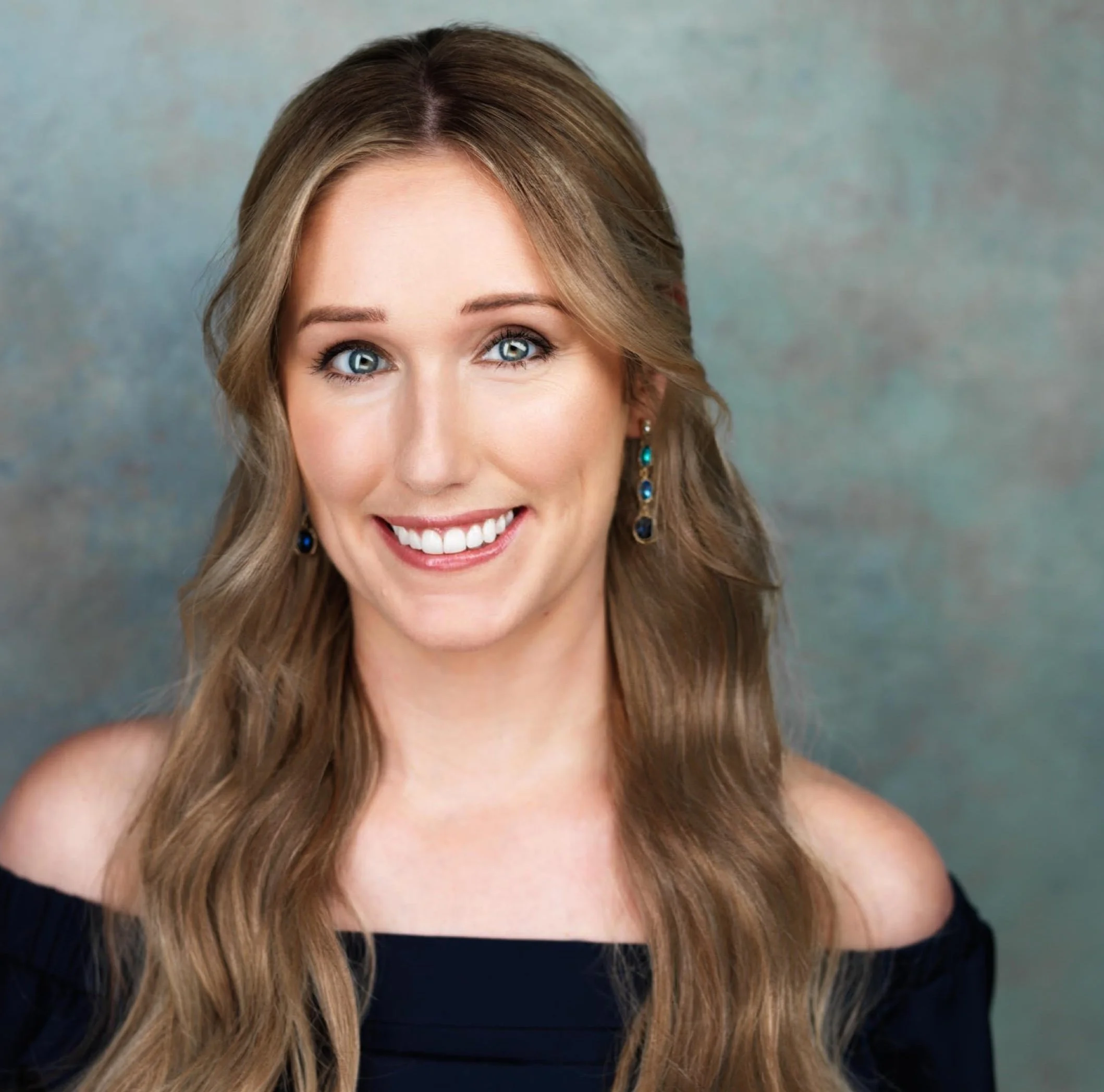 Victoria Thomasch Headshot.jpeg