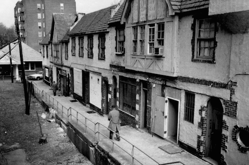 The alleyway where Kitty went behind her apartment after the initial attack (Source: thecut.com - Dennis Caruso/NY Daily News Archive via Getty Images)