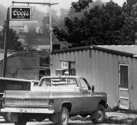 The D&amp;G Tavern in 1981; it has since closed. (source: Inside Edition)