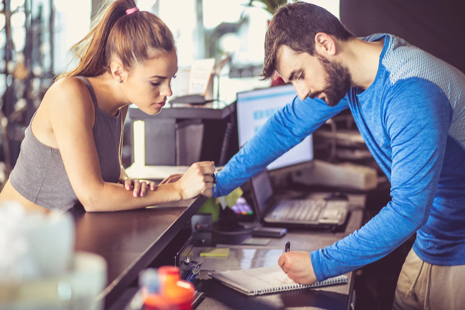 fitness-studio-reception-member-conversion-sales.jpg