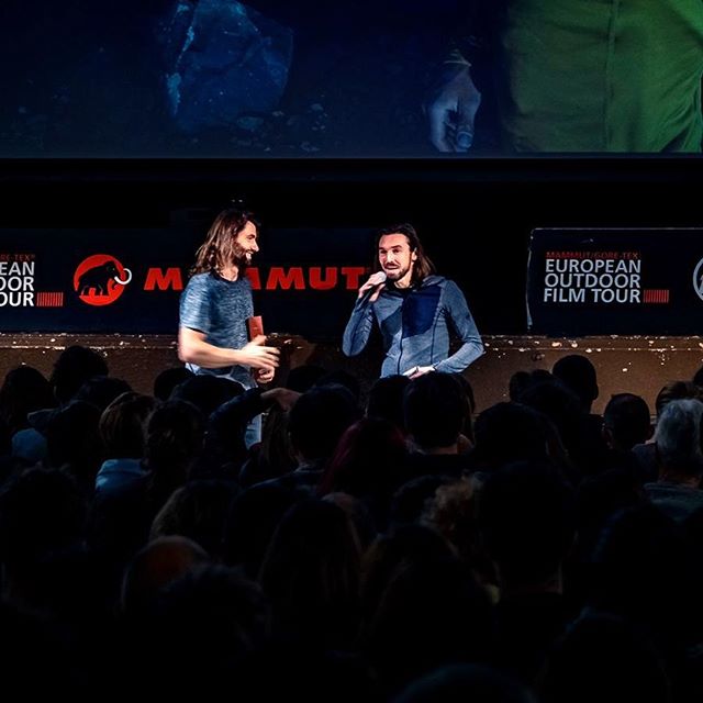 Pendant ce temps-l&agrave;, remise du Audience Award &agrave; Antoine Girard pour son film 8000+ 🏆 ou comment survoler le Broad Peak (8&nbsp;157&nbsp;m) en parapente 🦅🏔
&copy; @alex_spsoul_sherman
.
.
.
.
.
#parapente #paragliding #lyon #france #m