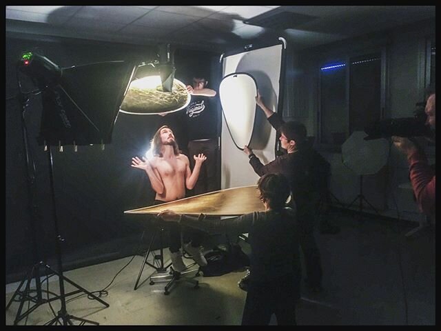 El #Greco reloaded 🖼 ♻️ #backstage
Something like &quot;L'Ouverture du cinqui&egrave;me sceau, dit aussi La vision de Saint-Jean&quot;
Merci &agrave; @ina.fr pour le shooting 📸
.
.
.
.
.
#portrait #photography #portraitphotography #photo #paris #fr