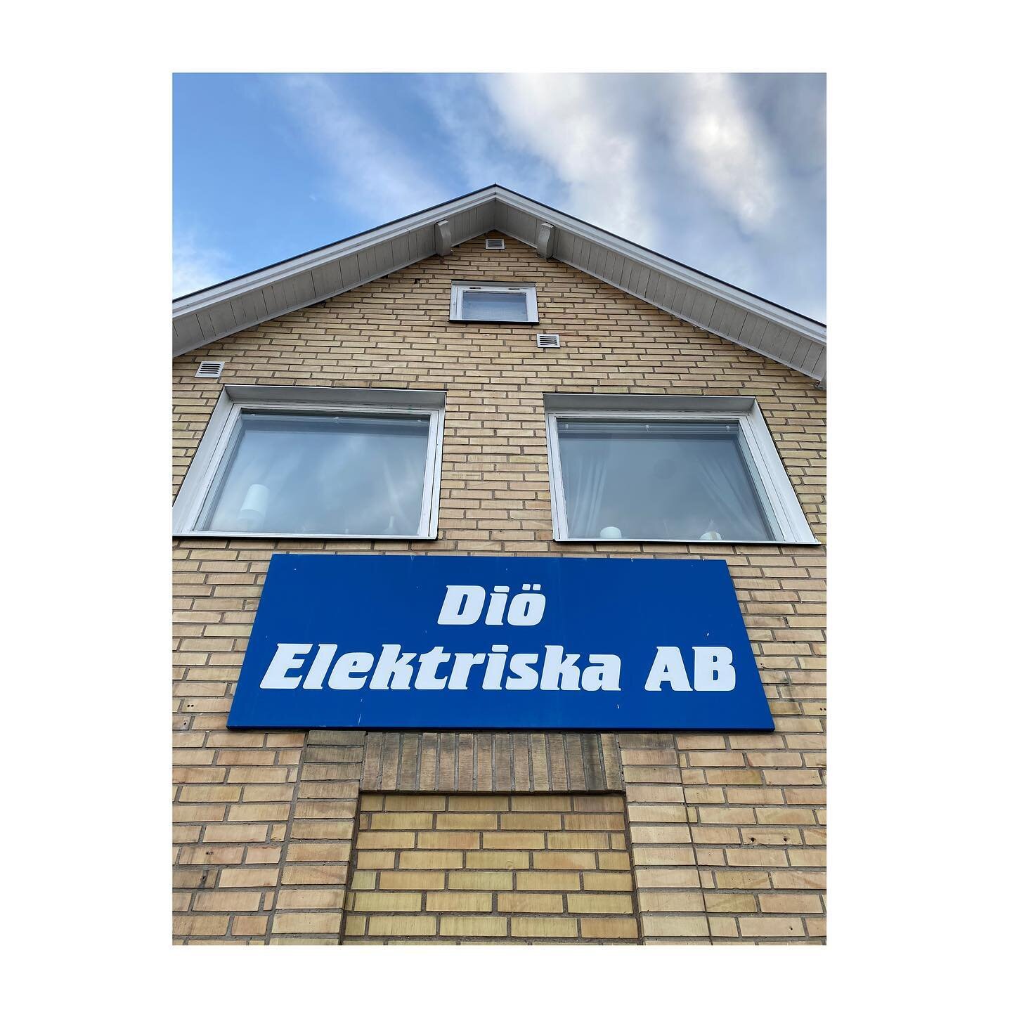 Si sta da Di&ouml; con Blue Elektriska AB+
.
.
.
#di&ouml; #electricblue #blue #sverige #sweden #sm&aring;land #unknown #perspective #factory #sky