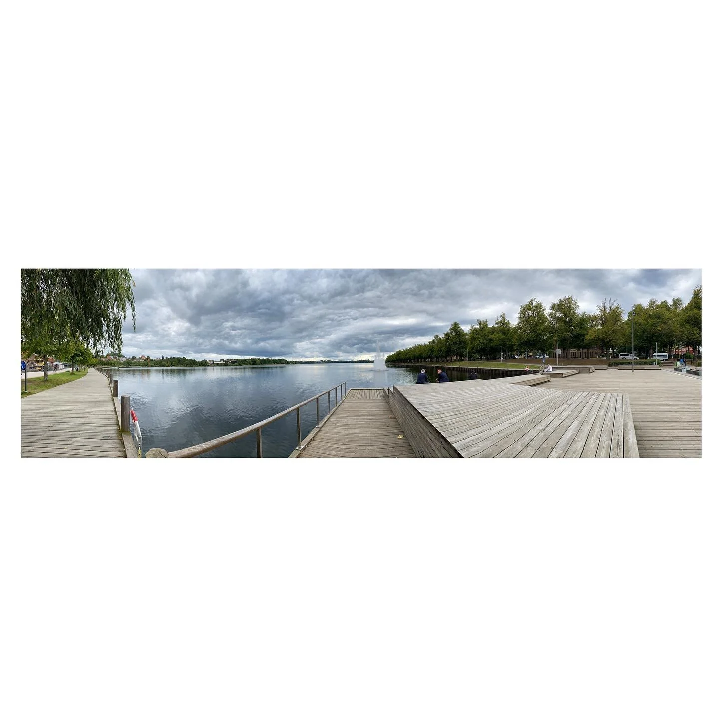 Un panorama molto #v&auml;xj&ouml; 
&bull; the greener city in Europe &bull;
.
.
.
#vaxjocity #sverige🇸🇪 #landscape #skyporn #water #wood #people #green #life #respectfully