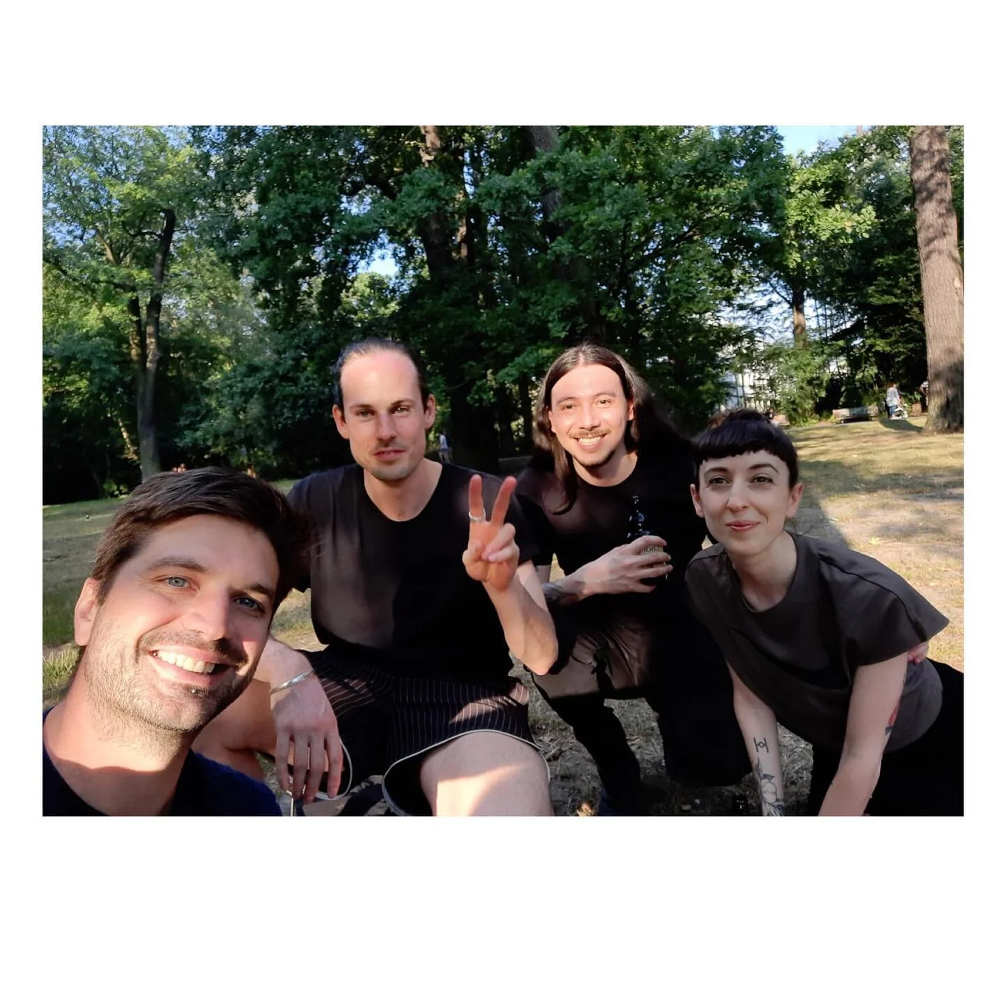 Parks and Recreation &bull; Buona la prima! ❣️
.
.
.
#loveisreal #brazil #australia #italy #berlin #birthday #selfie #friends #picnic #parksandrecreation
