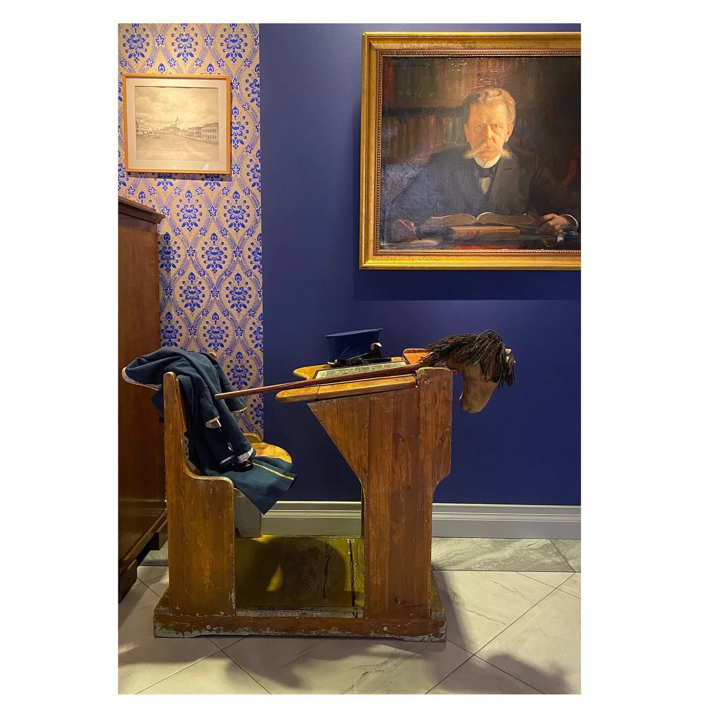 &bull; Perdere e ritrovare gli Alumni della Ragione &bull;
~ every day back to school ~
.
.
.
.
#school #backtoschool #desk #student #alumni #lumen #lumi #tradition #books #blue #professor #master #maestro #learning #stayhungrystayfoolish