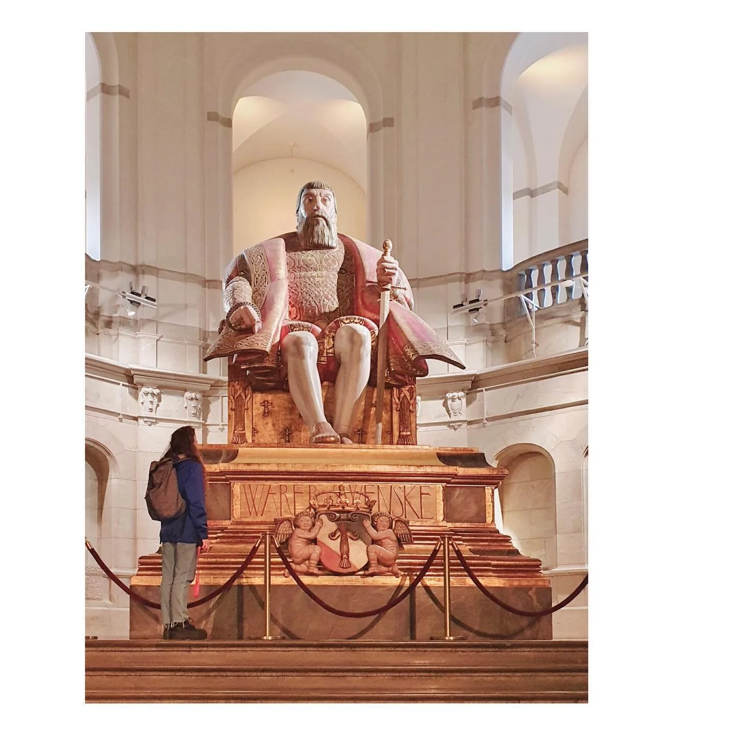 Si &egrave; acceso il cuore assai proprio
&mdash; rivaluto la Monarchia 🧐🥰🧝&zwj;♂️
.
.
.
#nordiskamuseet #king #kinginthenorth anche se &egrave; pi&ugrave; un #dwarf #lannister #elf #heritage #culture #power #judgement #balance #history #sverige #