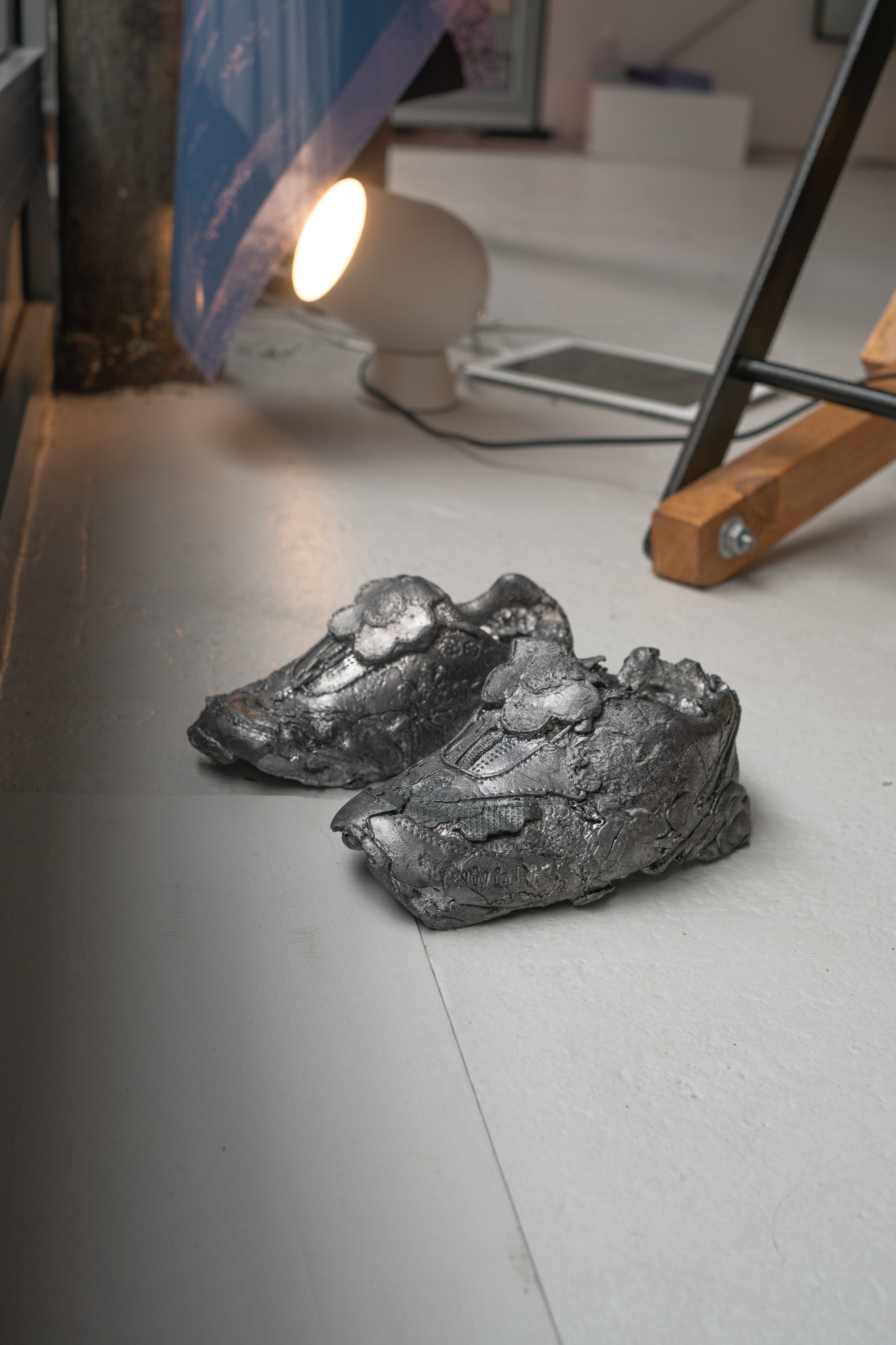 A group exhibition in Julio Artist Space (Paris), on the theme of stillness in a moving world. This is one of three pairs of lead shoes I exhibited from the series Lead me (ongoing.)