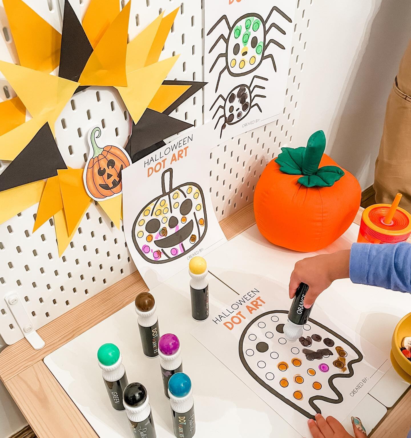 October dot art 🧡🎃🧡 Today&rsquo;s activity-of-the-day was SO EASY! Just print these pages, hand your kids some dot markers and go! 

Wreath in the background was also an activity-of-the-day craft! 

Grab all these activities and more in one instan