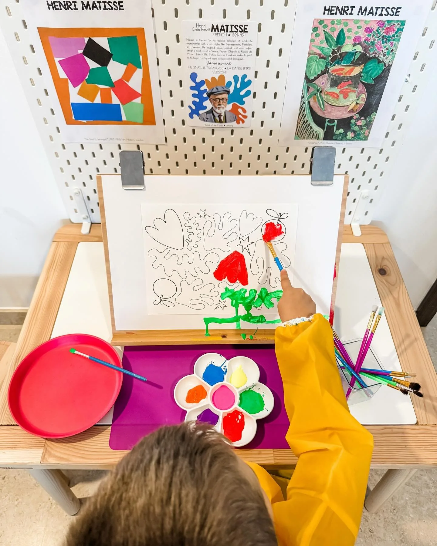 🎨✨ Inspire young minds with the magic of art history!

These Famous Artist Cards for Kids are the perfect printable for Montessori, homeschool, preschool, and kinder art lessons. 🖌️ Each card includes:
👩&zwj;🎨 Artist bios
🖼️ 2 iconic artworks
🎨