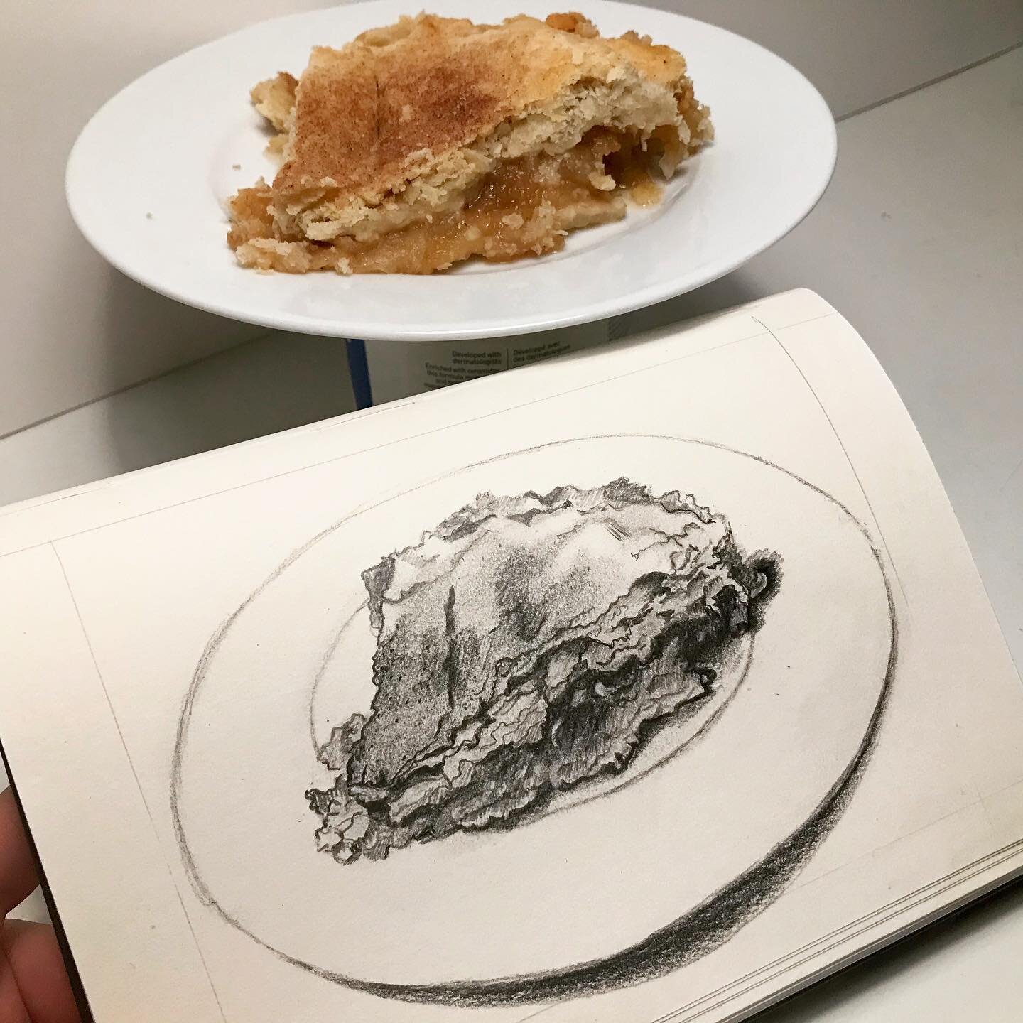 An hour+ later I deserve to have my piece of pie 🤤 🥧🥧🤤 
Day 29 #stradaeasel #stradaeaselchallenge #stradaeaselchallenge2020 
&mdash;
#graphite #graphitedrawing #foodart #pie #applepie
