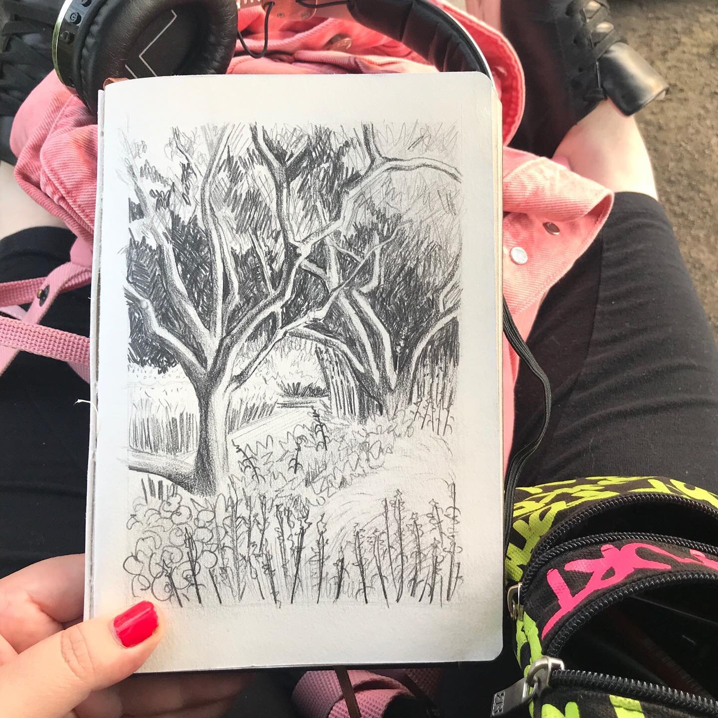 When I take pictures like this, I realize just how short my legs are... And that I own a lot of pink stuff 😊
&mdash;
Day 24 #stradaeasel #stradaeaselchallenge #stradaeaselchallenge2020
&mdash;
#graphite #graphitedrawing #pleinair #urbansketching #ur
