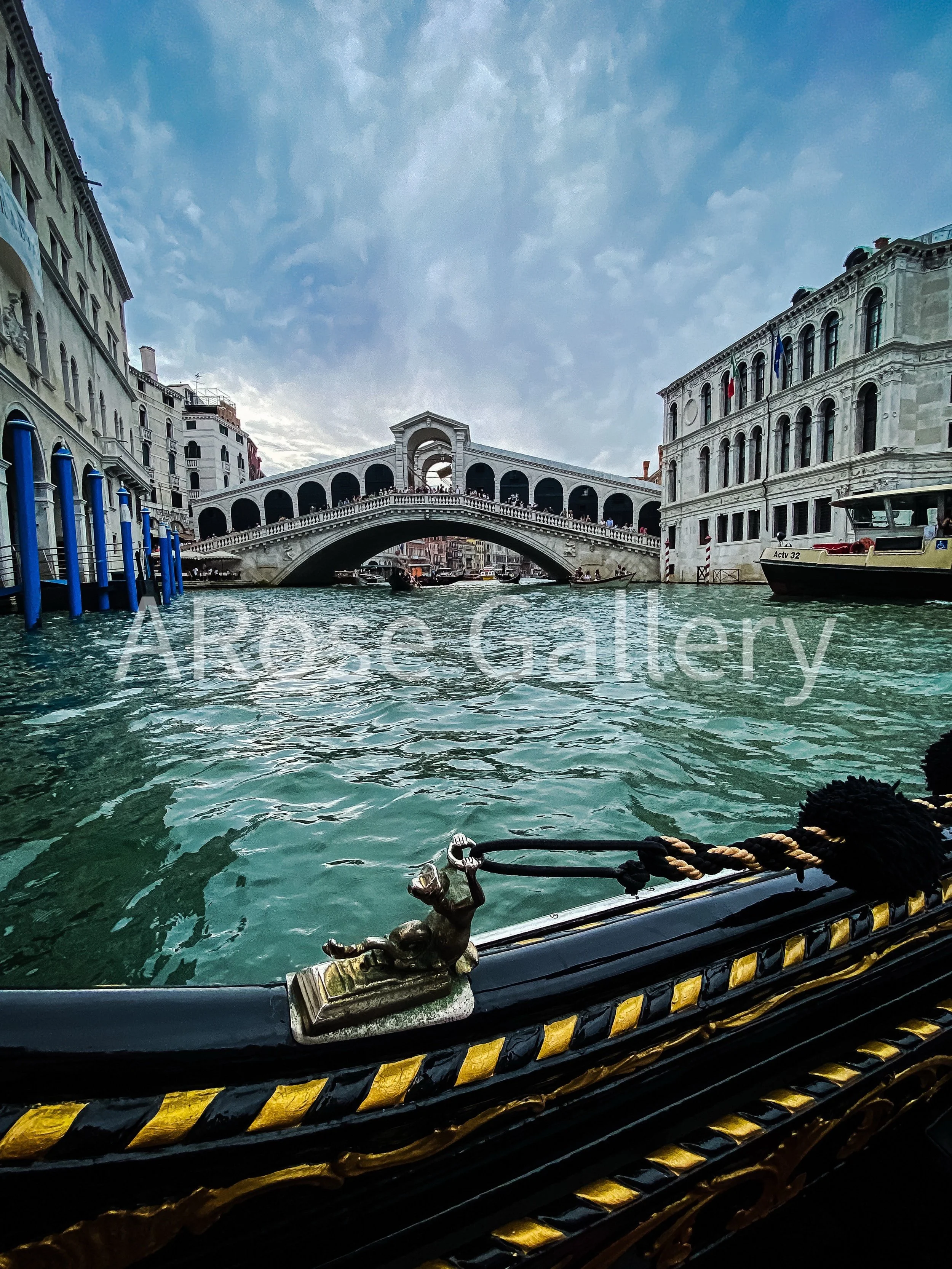 THE RIALTO BRIDGE - VENICE, ITALY