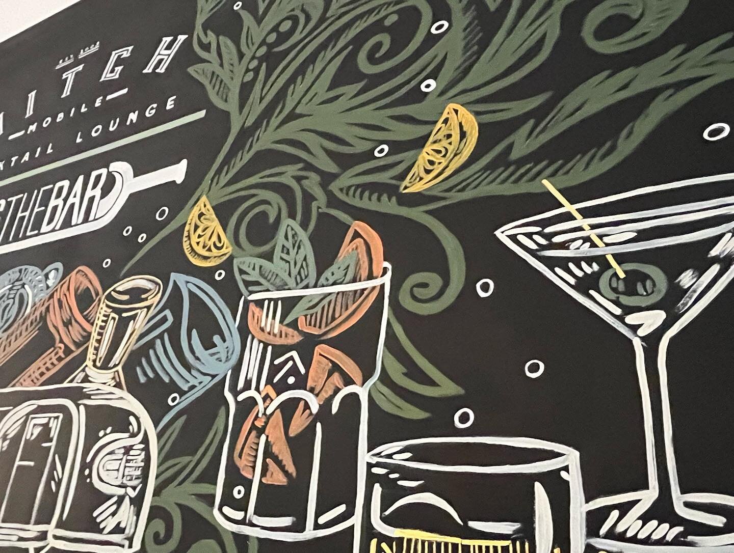 New mural up for @rtbatlanta and @hitchatlanta ! Love these colors 😍
Also the unintentional collab with @b10union &mdash; don&rsquo;t worry guys: no drips! 😂😅
#sydwashere #barmural #filigree #atlmural #interiormural