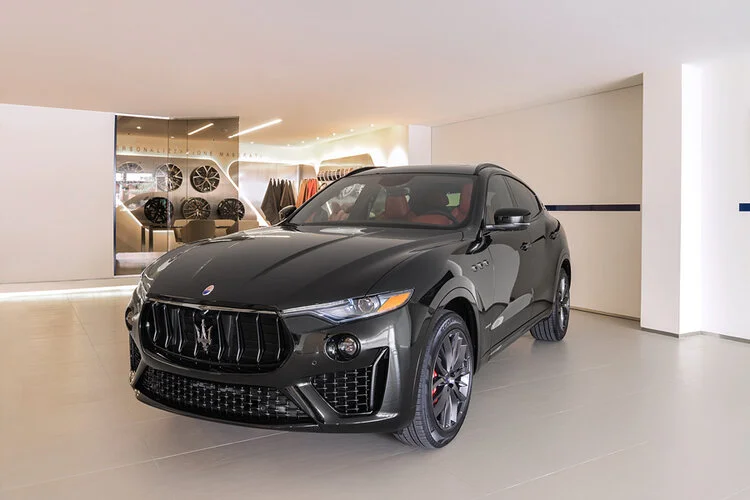Maserati-Fabiorama-5-LevanteNegroGS.jpg