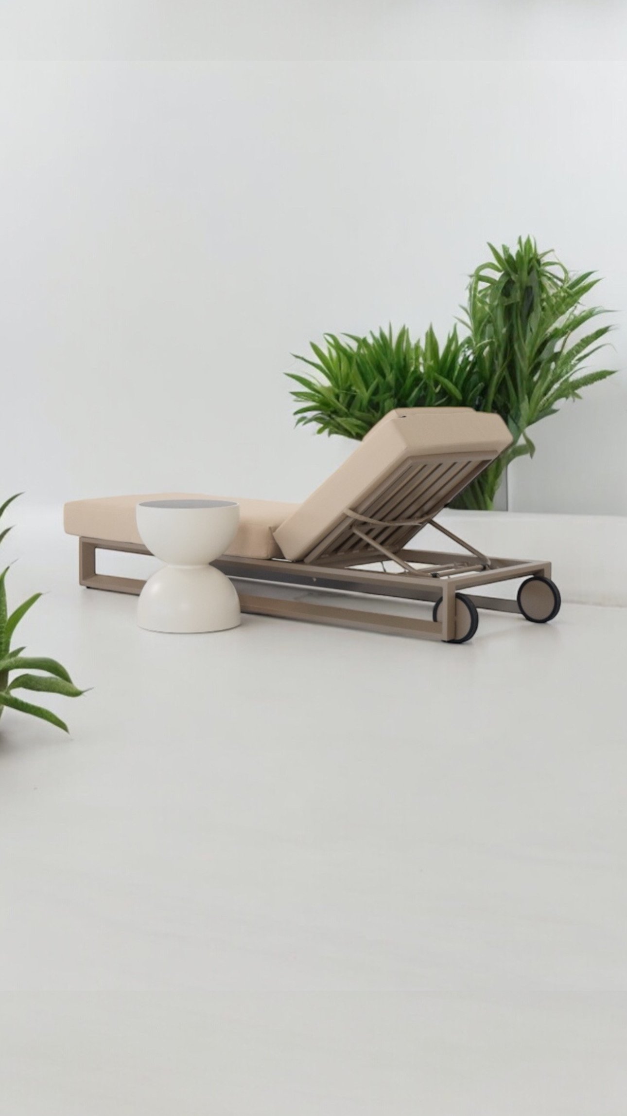 Durable aluminum frame sunbed