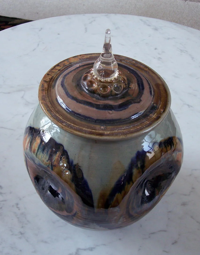 "Pot with top"