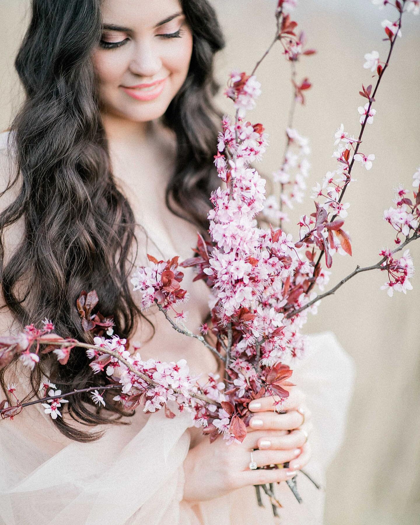 Throw back from last year 🌸

Model @emy_ad_astra 
Gown: @shophannahtikkanen

#fineartphotography #fineartweddingphotography #fineartphotographer #fineartweddingphotographer #fineartwedding 
#fineartweddingphotographer #fineartcuration
#weddingphotog