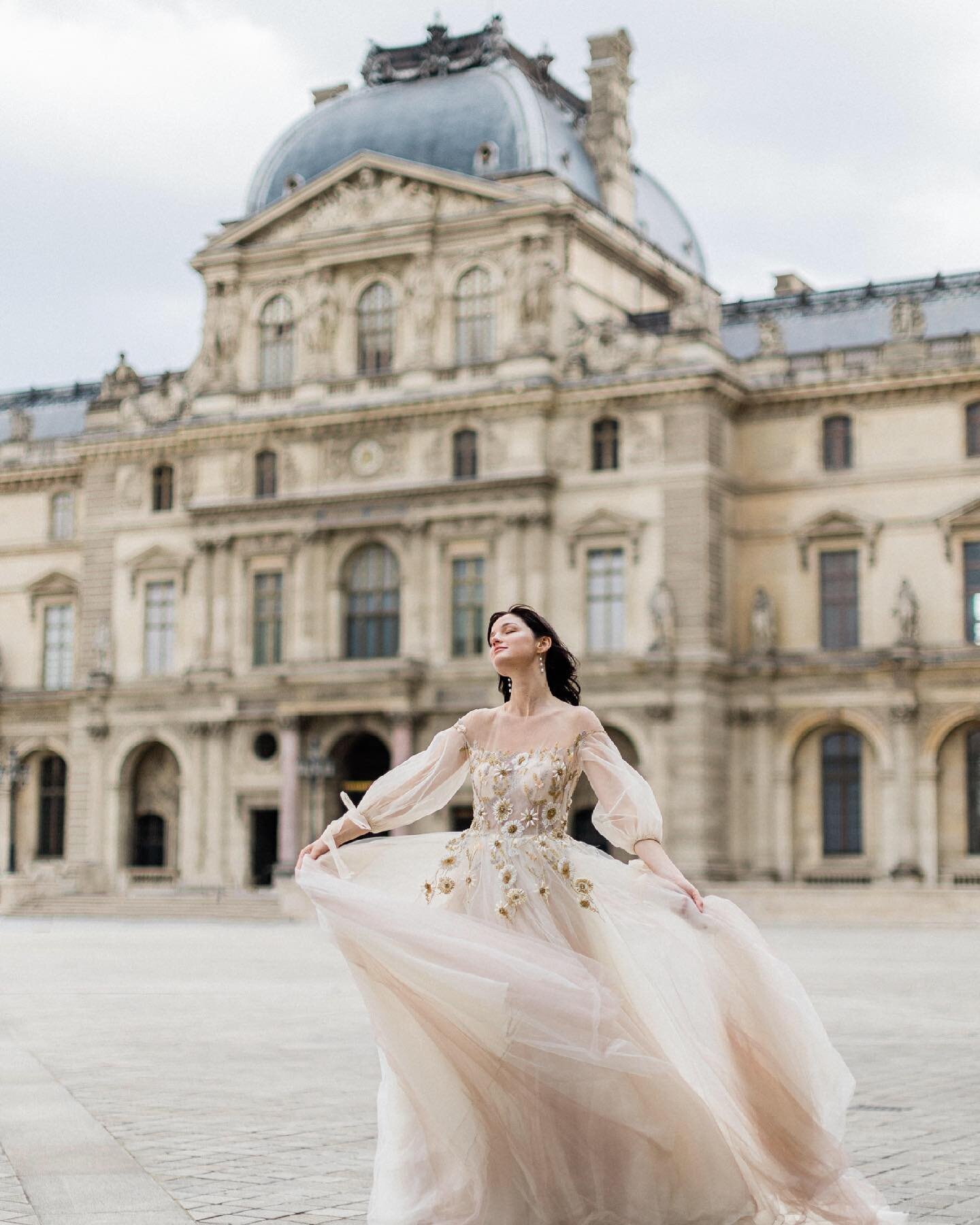 A first picture of my adventure shooting days in Paris with my good photographer friend @pascal.vo 🙏🏽🤗

wedding planner @peonymoments &amp; @amoroevents 
Gown @raraavis_wedding @topbridalparis 
Floral @floraisonparis 
Hair &amp; MU @modernbridepar