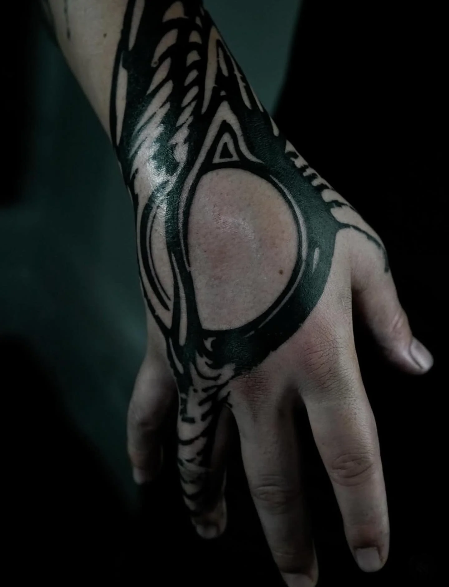 Done by @amjad_tat 👉 for bookings email him at amjelm00@gmail.com⁣⁣#amjadtat #abstracttattoo #blackworktattoo #redpointtattoo #london