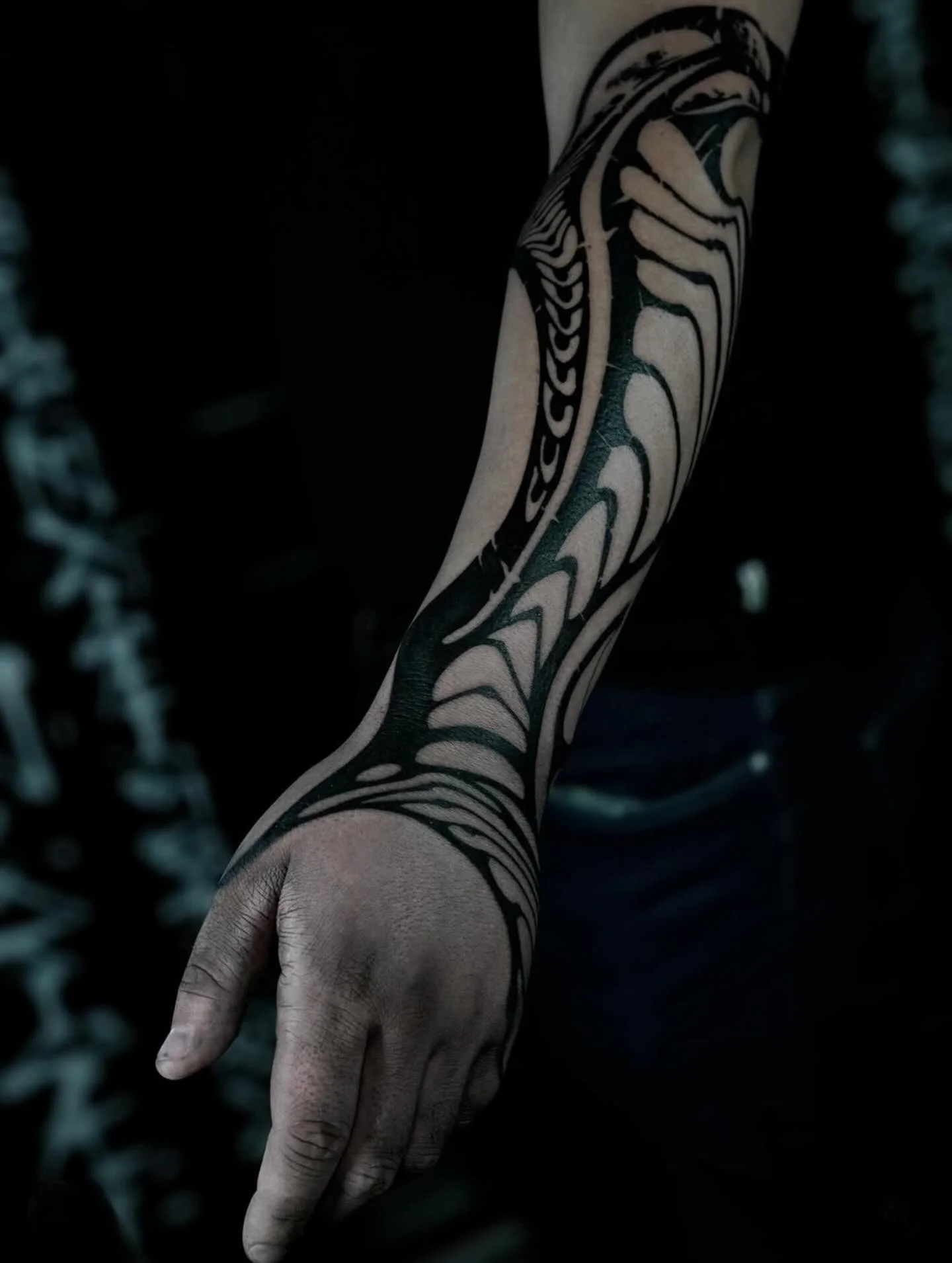 Done by @amjad_tat 👉 for bookings email him at amjelm00@gmail.com⁣⁣#amjadtat #abstracttattoo #blackworktattoo