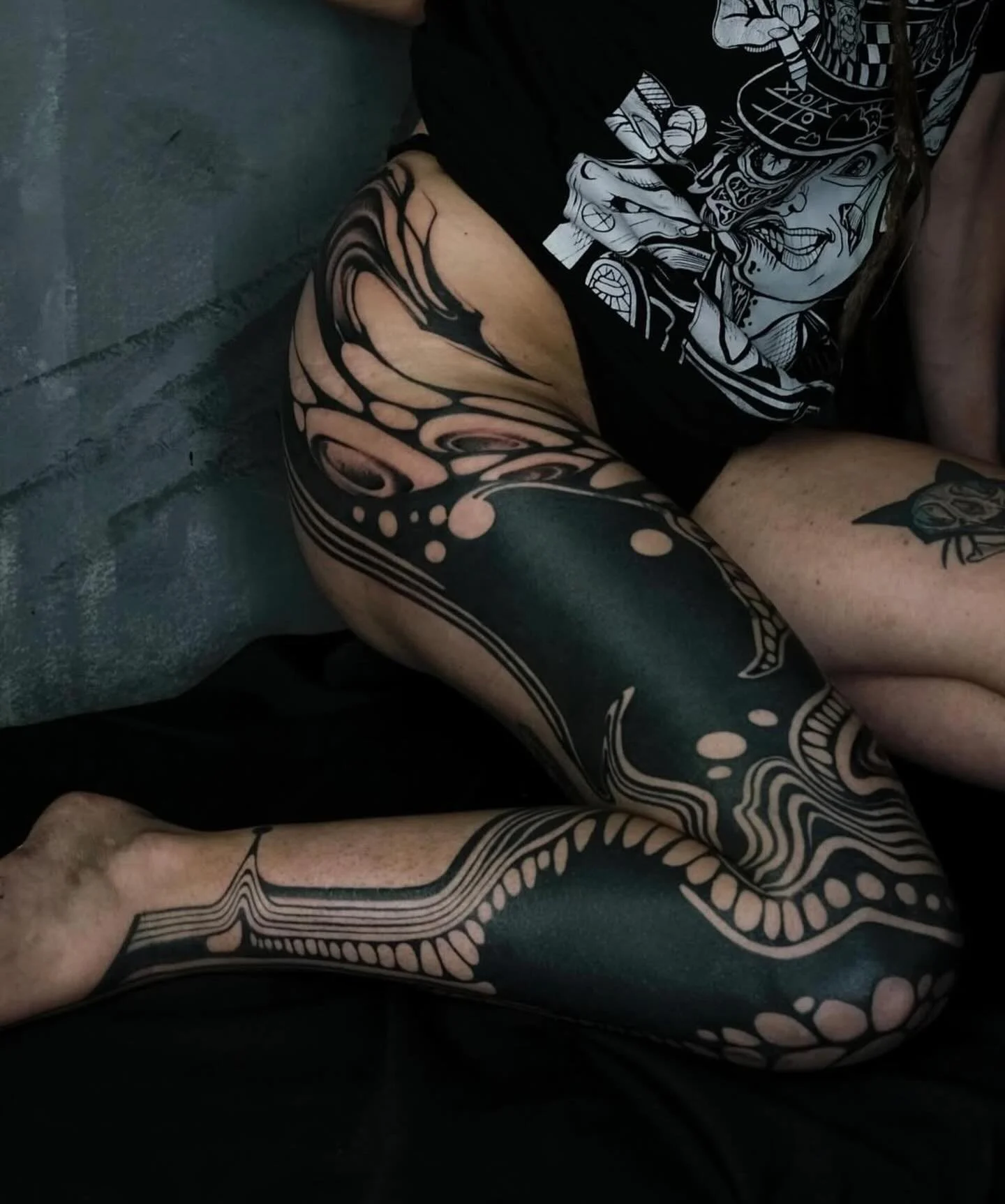 Done by @amjad_tat 👉 for bookings email him at amjelm00@gmail.com⁣⁣#amjadtat #abstracttattoo #blackworktattoo