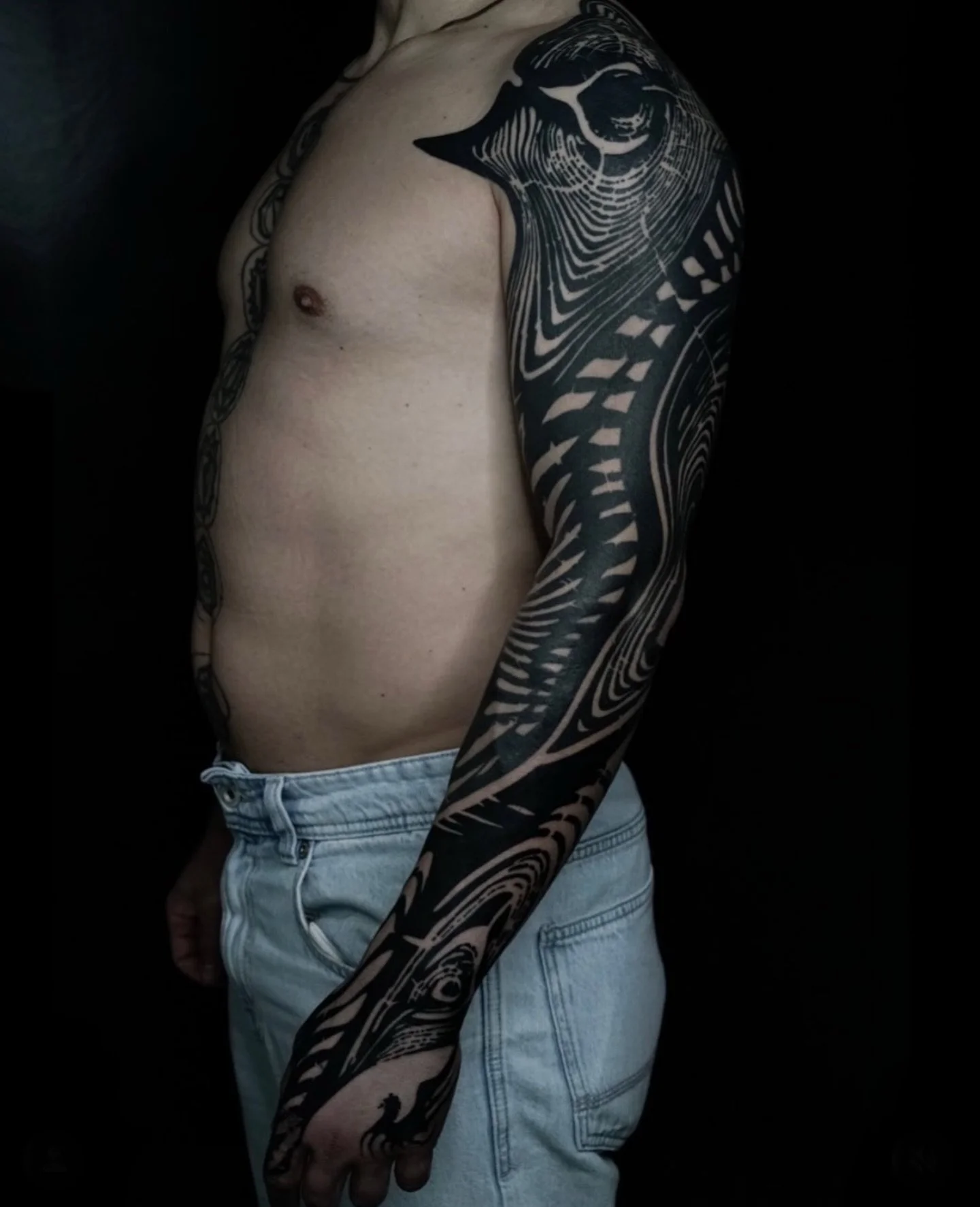 Done by @amjad_tat 👉 for bookings email him at amjelm00@gmail.com⁣⁣#amjadtat #abstracttattoo #blackworktattoo