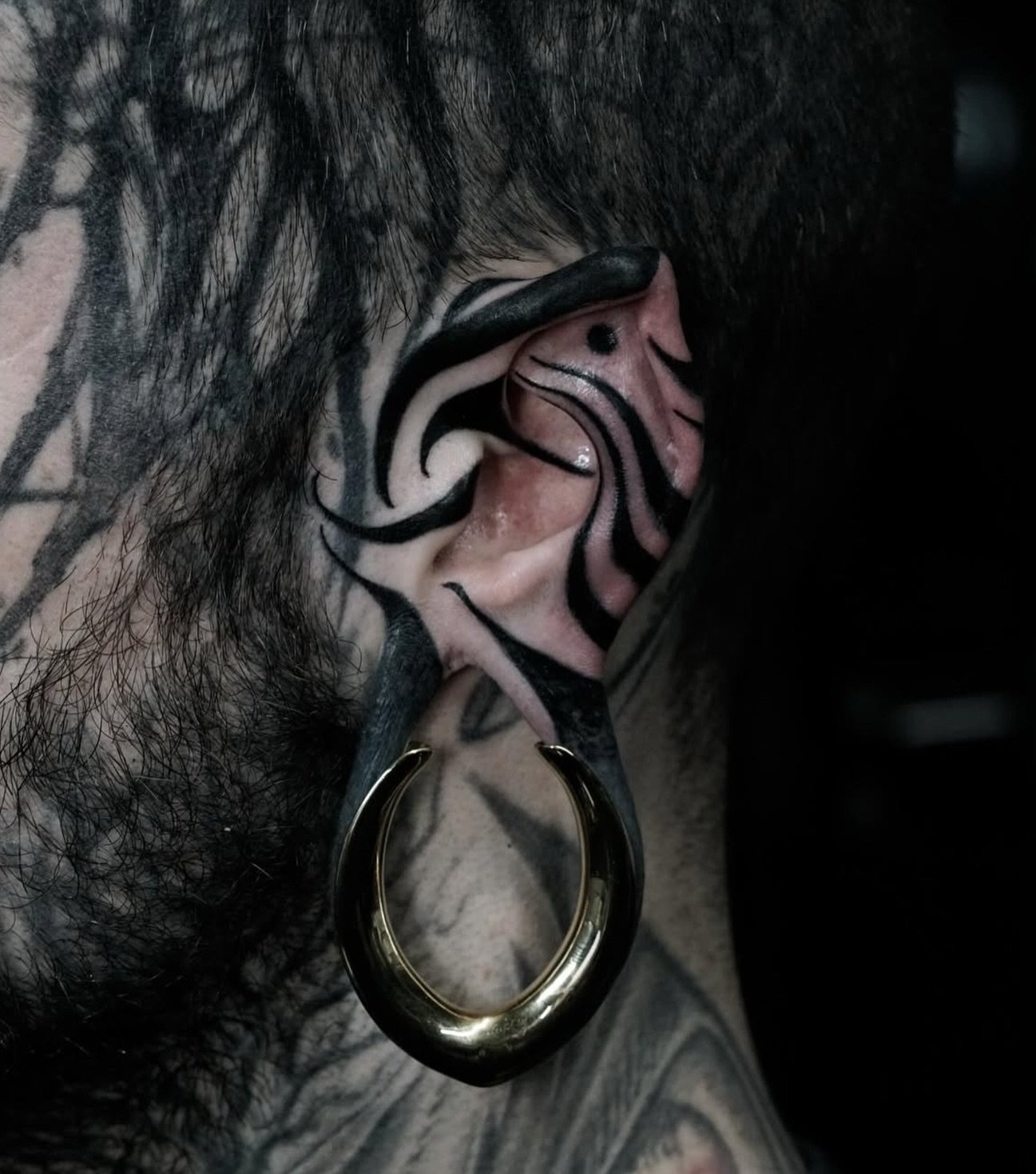 Done by @amjad_tat 👉 for bookings email him at amjelm00@gmail.com⁣⁣#amjadtat #abstracttattoo #blackworktattoo