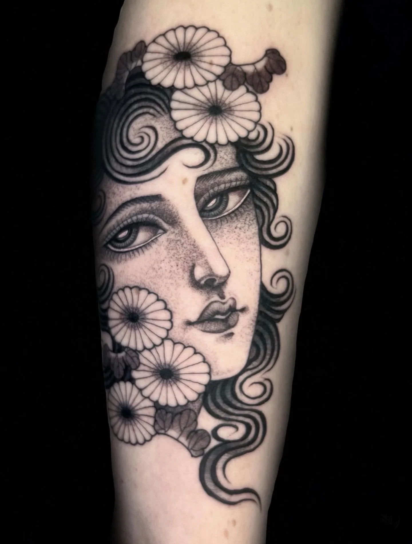 Done by @claudiadesabetattoo for info &amp; bookings 📩 info@redpointtattoo.com
&bull;
&bull;
&bull;
#redpointtattoo #londontattoo #claudiadesabe