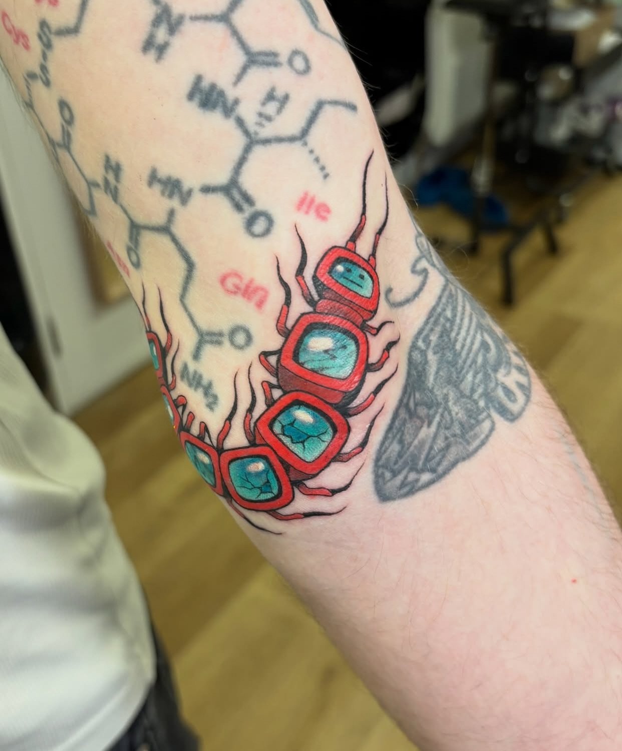 Cool gap fillers by @clarawelshtattoos for info &amp; bookings 📩 clarawelshtattoos@gmail.com
&bull;
&bull;
&bull;
#clarawelshtattoo #colourtattoo #cybertattoo