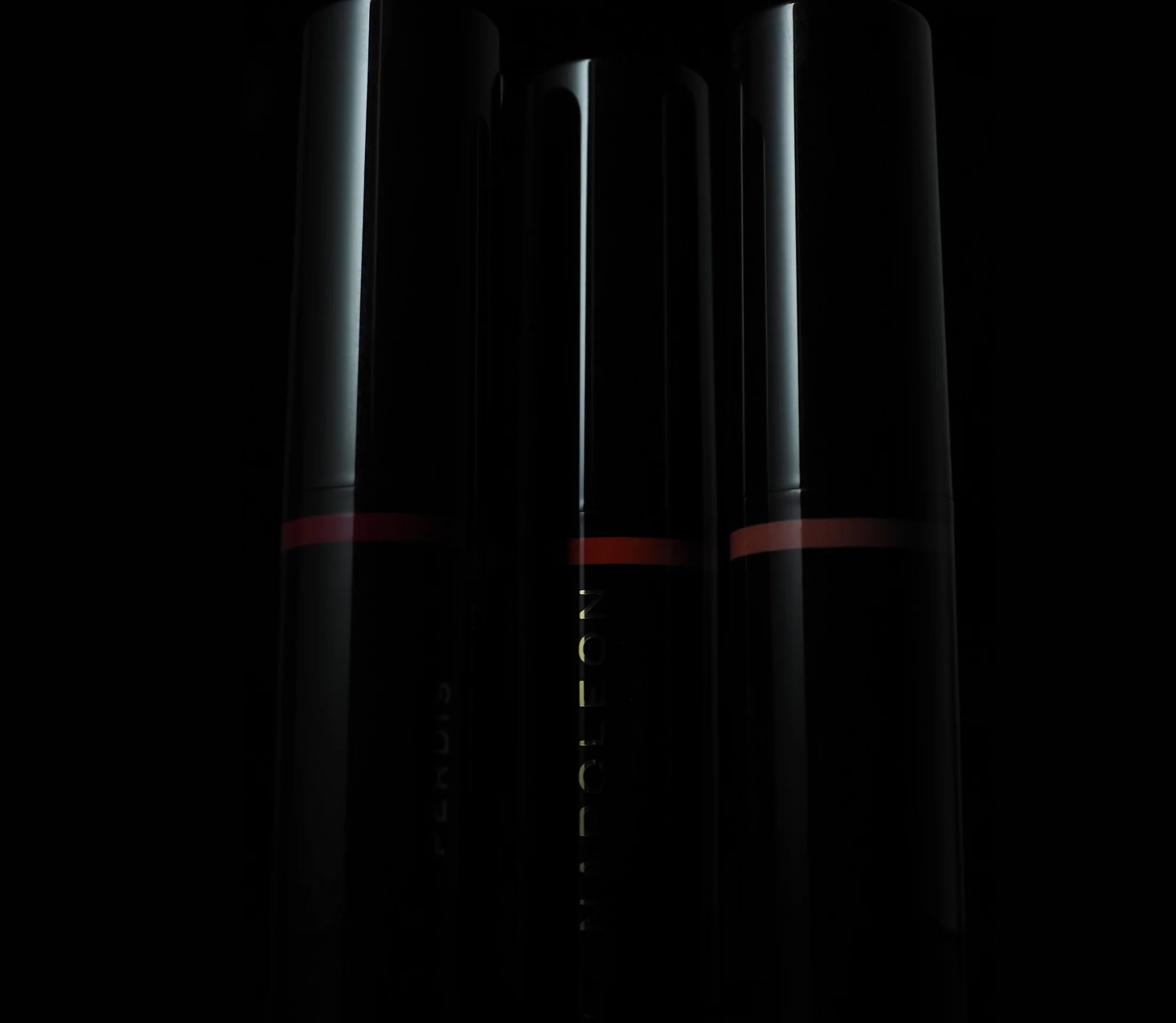 P8273359_Trio_Dark_F_hr.jpg