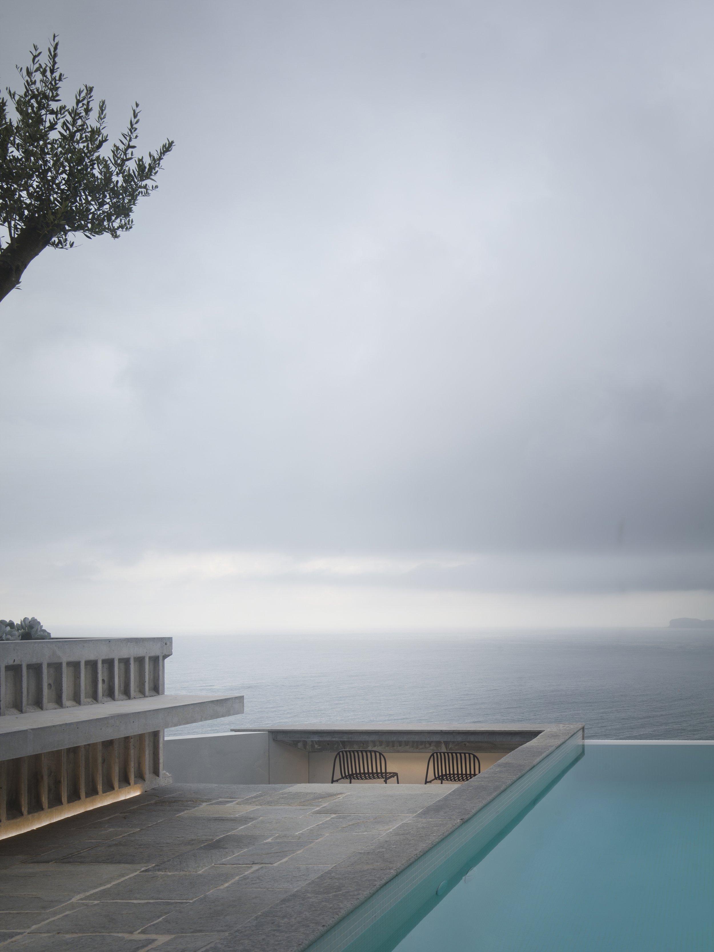 Pool & Bar at edge of escarpment