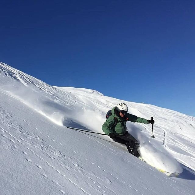 so good to have this feeling back again🤙 !! stay safe out there !! picture: @davide_buzerini

#feelgood #guiding #fx116 #kaestleski #forskiers #friends