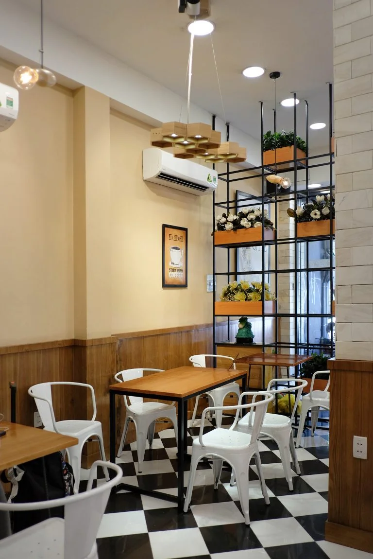 trang-tri-cua-hang-banh-cafe.jpg