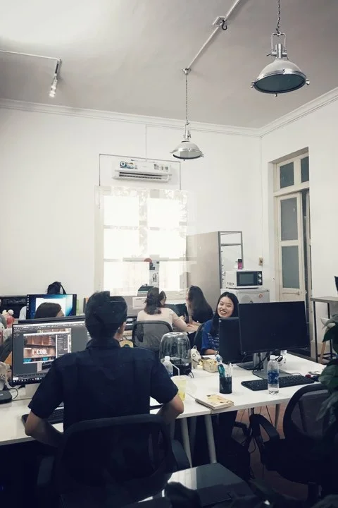 Là một đơn vị thiết kế, chúng tôi có ý tưởng và biết cách biến chúng thành thực tế cho một không gian tích hợp những khu vực chỗ ngồi thoải mái trong văn phòng. Phòng làm việc của công ty được thiết kế đơn giản, không rườm rà trong thiết kế hoa văn, kiểu cách mà ở đó là sự ngăn nắp gọn gàng tạo không gian thoải mái nhất, thuận tiện để nhân viên có thể di chuyển. Cách bố trí những ngăn tủ tài liệu hồ sơ tiện lợi cho việc sử dụng