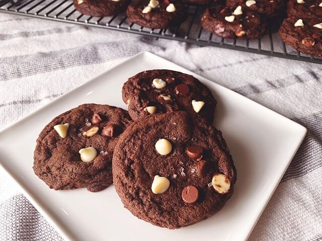 Double Chocolate Chip Cookies will definitely satisfy ALL chocolate cravings! Chocolate cookie dough filled with white chocolate and and semi-sweet chocolate chips with a sprinkle of sea salt on top. Link in bio for the recipe! 🍫🍪🍫 ⠀⠀⠀⠀⠀⠀⠀⠀⠀⠀⠀⠀ ⠀⠀