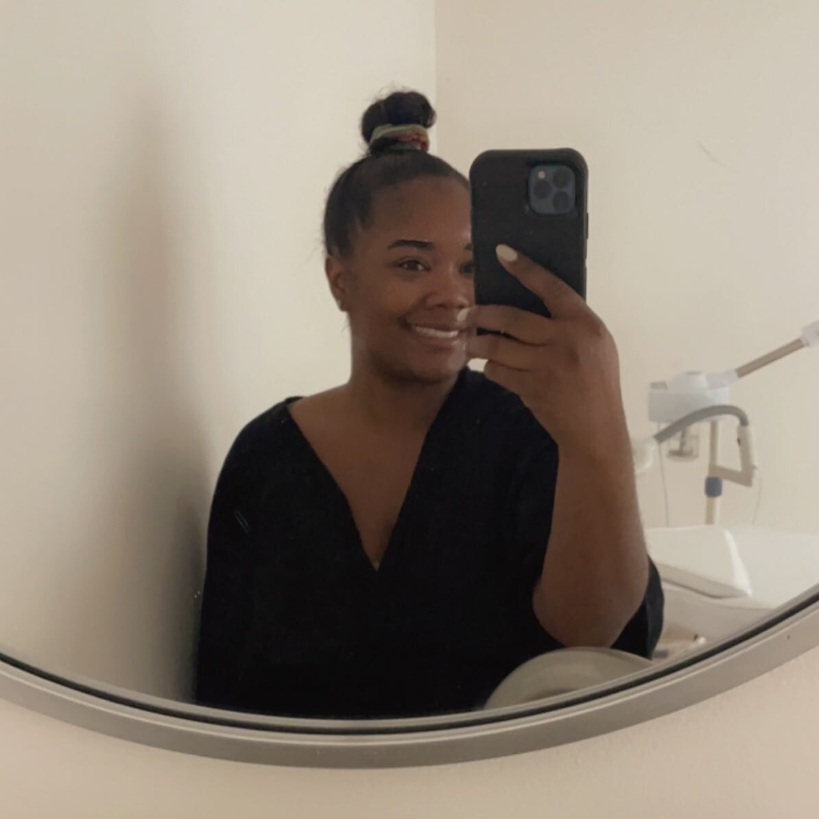 All smiles because I live through gratitude, and there&rsquo;s a lot to be grateful for.

Xo 
🤍

#esthetician #estheticsworld #thebayarea #mirrorselfie #gratefulheart #spreadpositivity #taylorjaycape #smallbusiness #empoweringbusiness #thursdaylook
