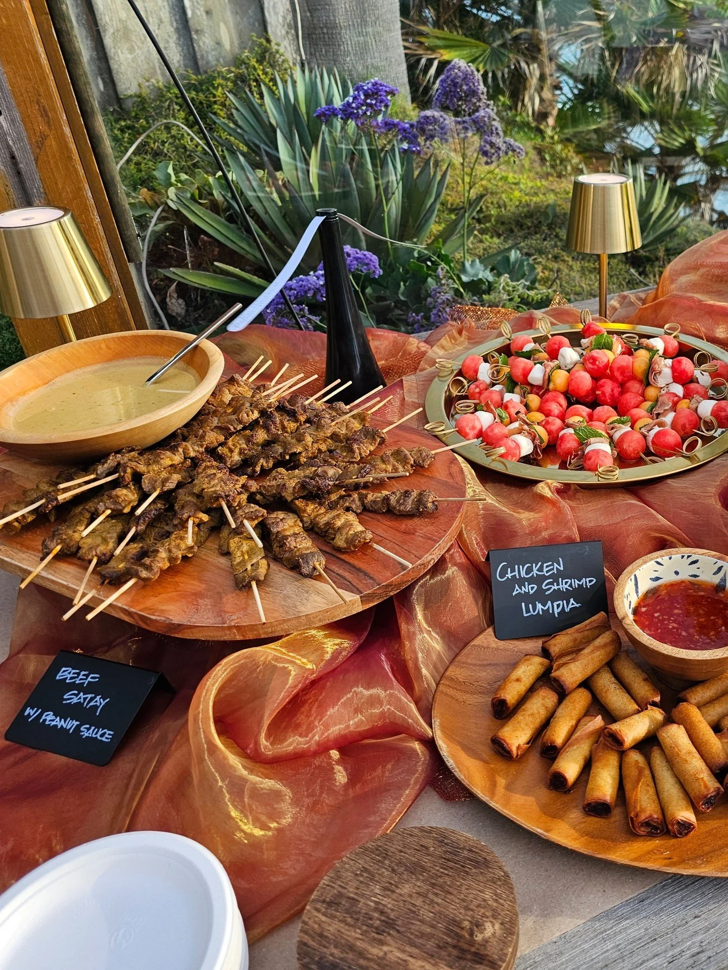 Golden hour. Waves crashing. A table full of flavor bombs.
This event? Peak coastal luxury. 🌊✨
From beef satay with creamy peanut sauce to chimichurri chicken empanadas, every bite was designed to impress without needing a seat.
Because standing-ro