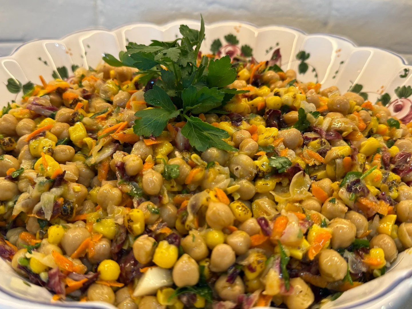 Don't let the label fool you — this vegan chickpea salad goes hard.
🔥 Roasted corn
🥕 Shredded carrot
🧅 Red onion
🌿 Fresh herbs
💃 A citrus vinaigrette that brings the whole damn thing to life
This is proof that plant-based doesn't mean bor