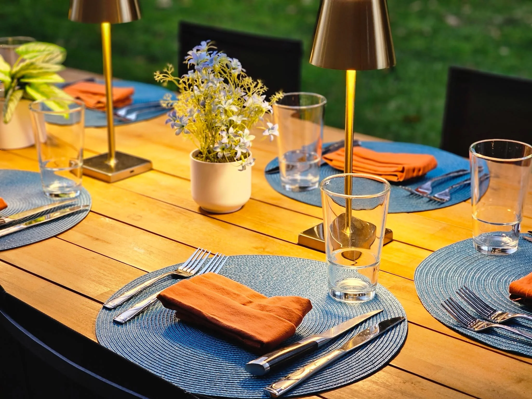 The food gets the glory, but let’s not sleep on the setup.
✨ Before the first course is served, there’s this:
A perfectly set table. Warm lighting. Intention in every detail.
We believe the mood matters. Whether it’s an intimate d