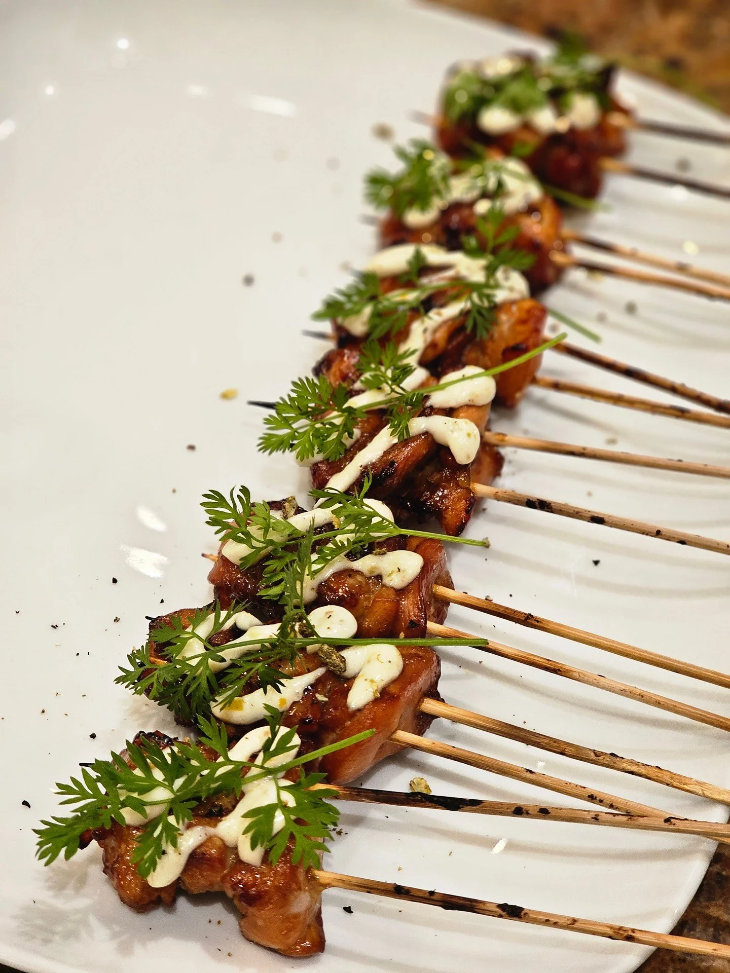 Sticky, savory, and finished with fresh herbs and a zesty cream drizzle — these skewers are the kind of hors d’oeuvre that disappear in seconds.
🍢 Perfect for cocktail parties, corporate events, or that “let’s wow the family