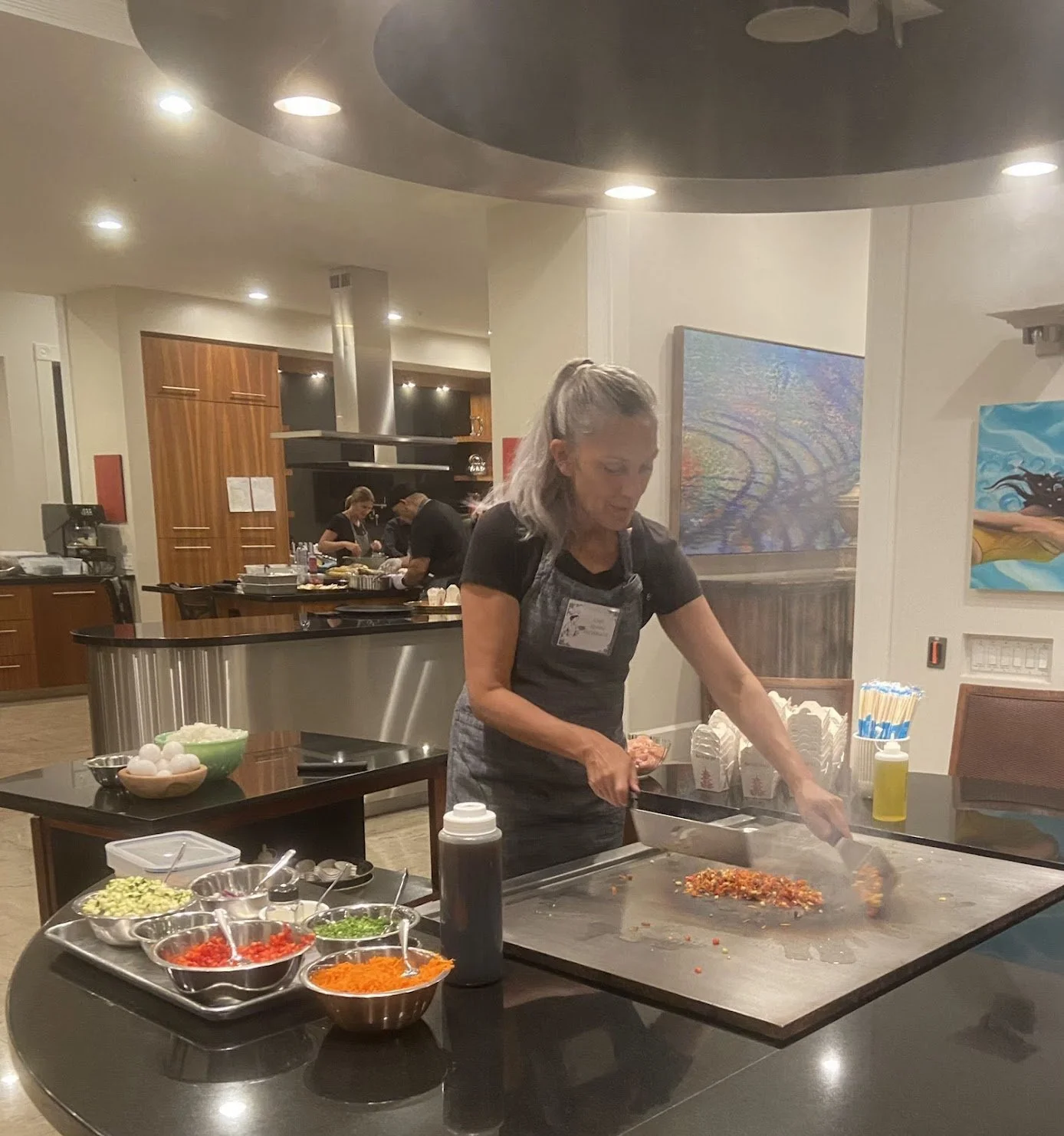 Want to turn your holiday party into an experience?
Add a live cooking station.
This crowd-favorite setup brings the sizzle, the aroma, and the theater.
Perfect for interactive dinners, custom bowls, and "OMG, did you see that?!" moments.